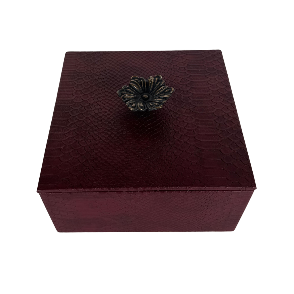 Caja Ortiga Drilo Vino con Herraje de Flor