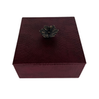 Caja Ortiga Drilo Vino con Herraje de Flor