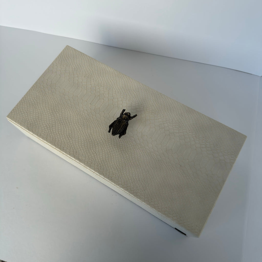 Caja Ortiga Drilo crema con Herraje de Escarabajo