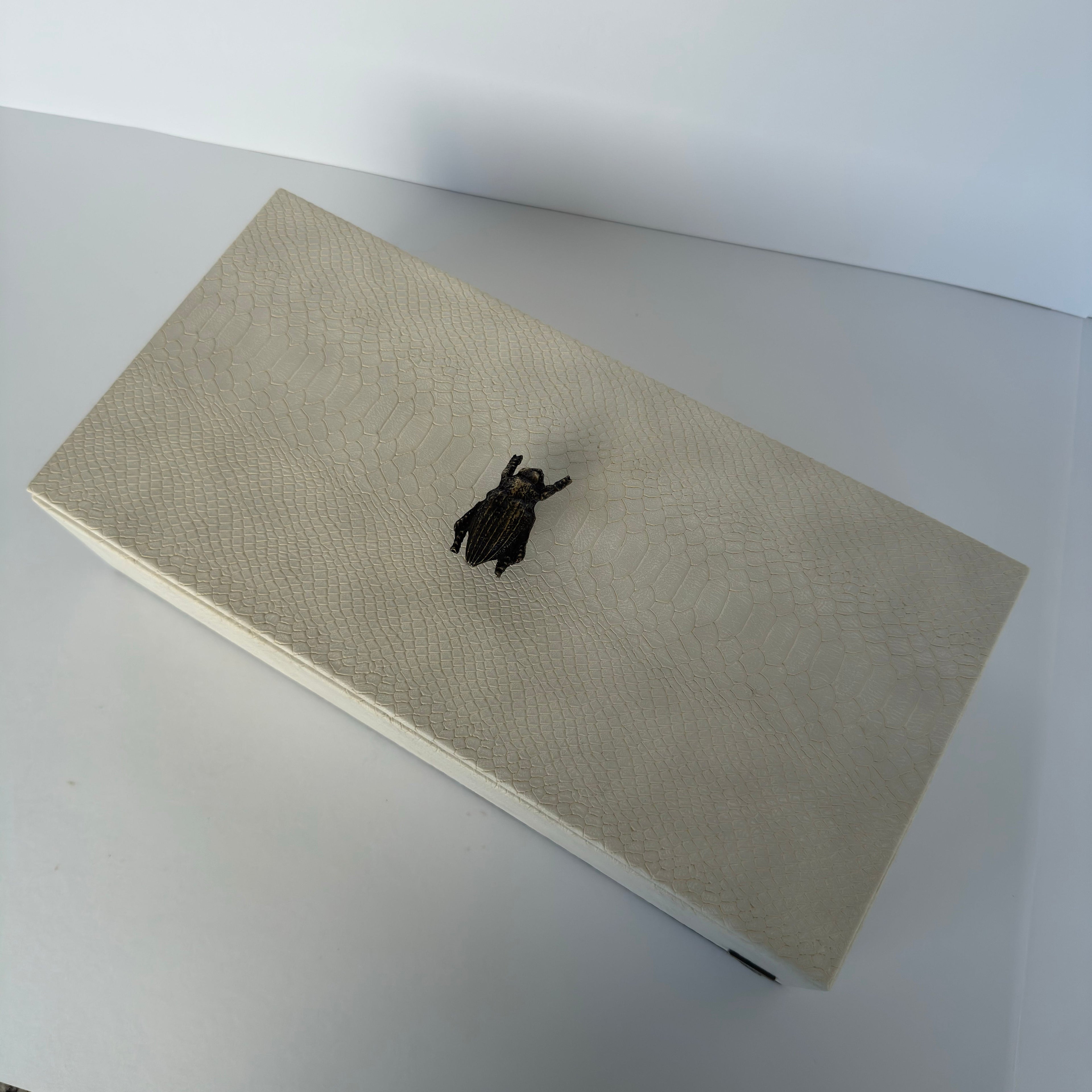 Caja Ortiga Drilo crema con Herraje de Escarabajo