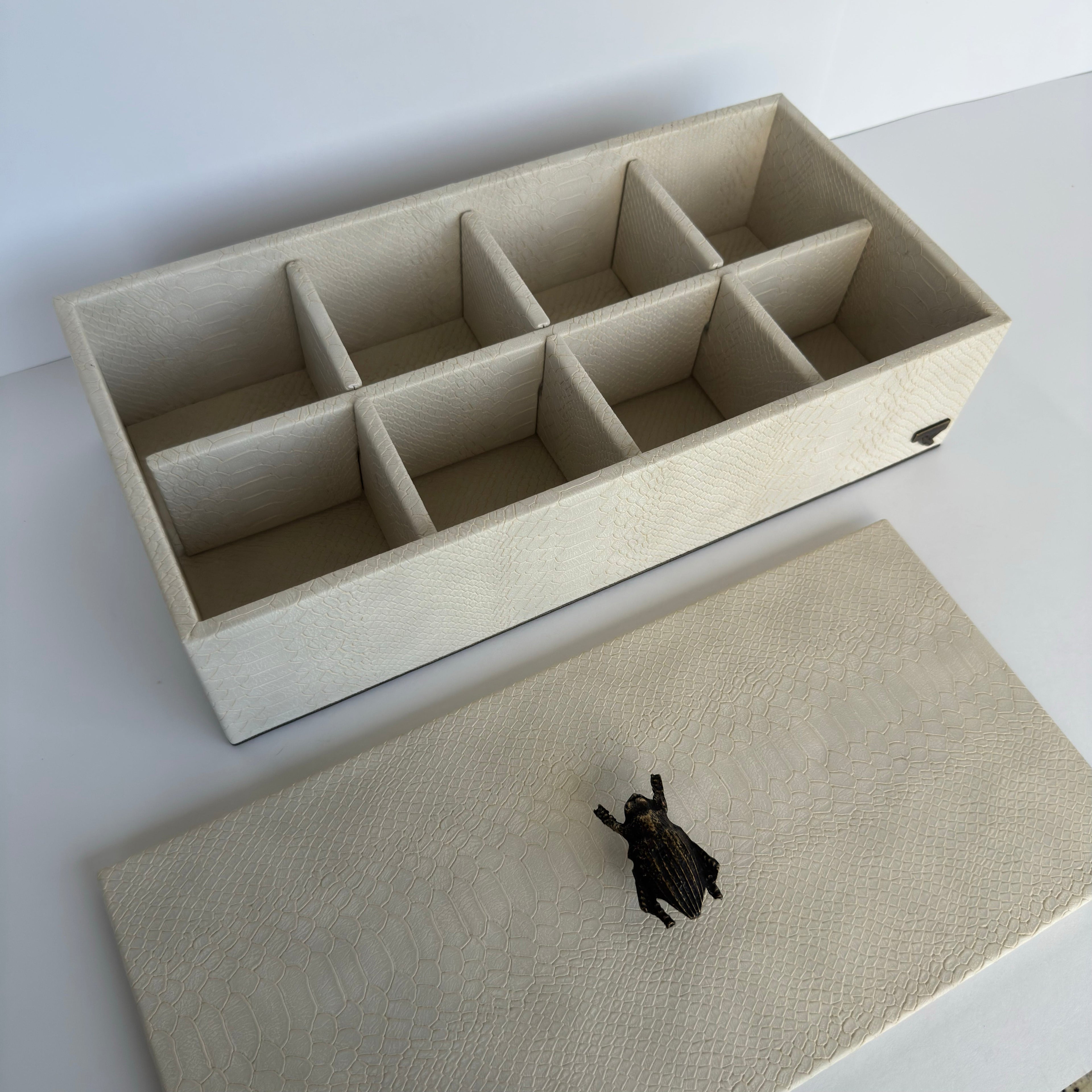 Caja Ortiga Drilo crema con Herraje de Escarabajo