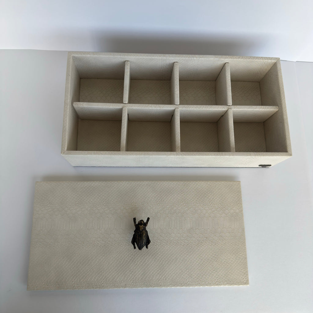 Caja Ortiga Drilo crema con Herraje de Escarabajo