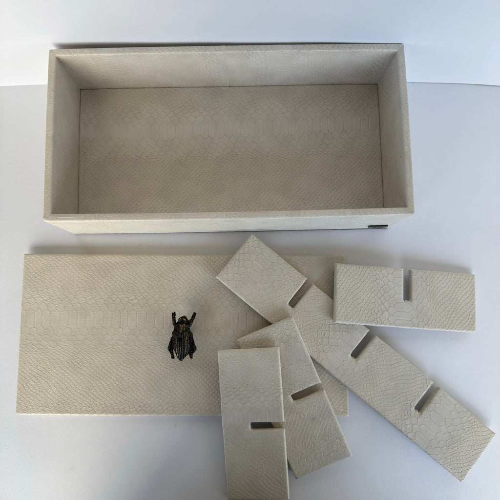 Caja Ortiga Drilo crema con Herraje de Escarabajo