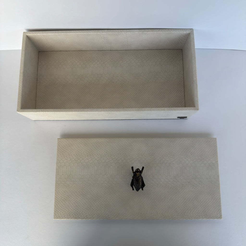 Caja Ortiga Drilo crema con Herraje de Escarabajo