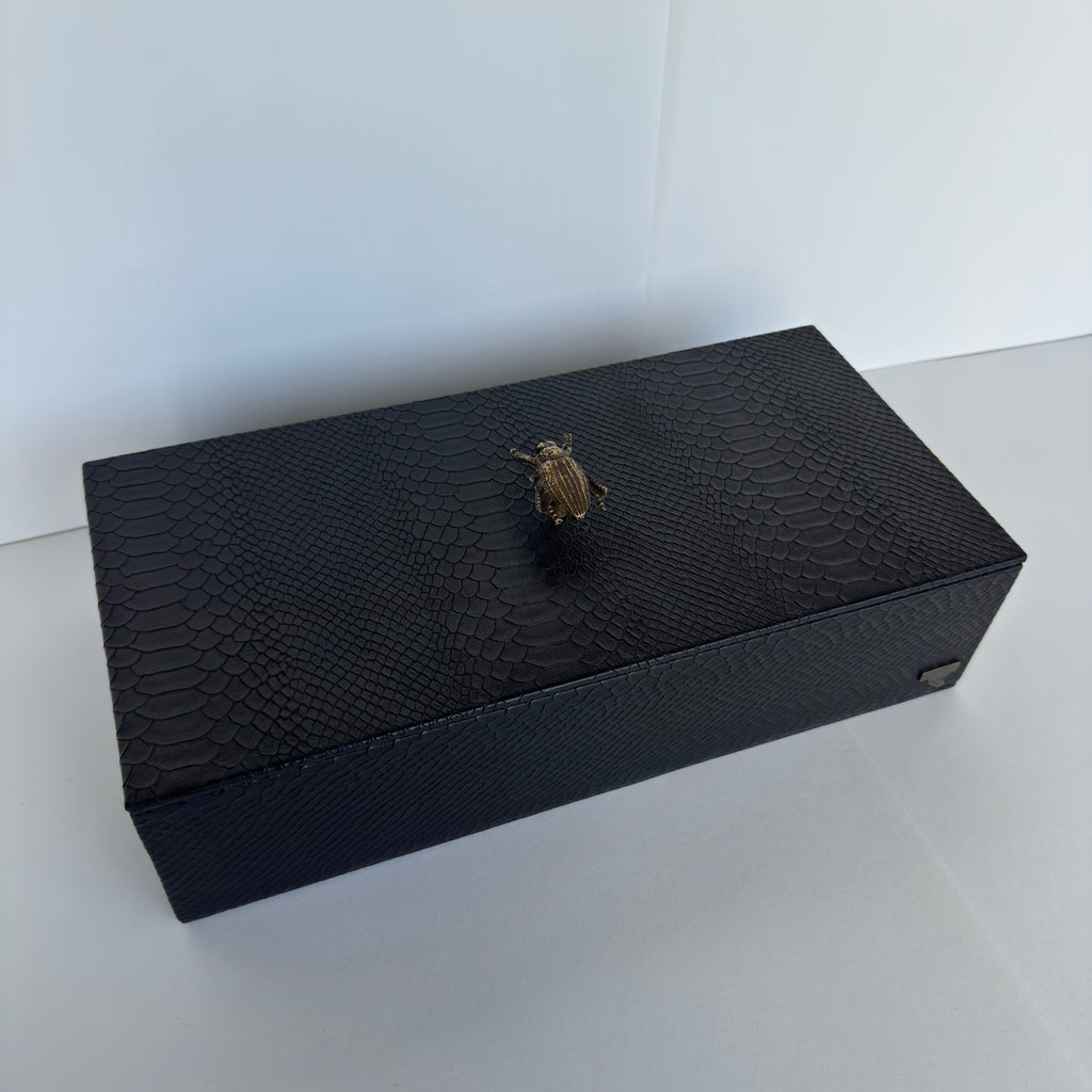 Caja Ortiga  Drilo negro con Herraje de Escarabajo