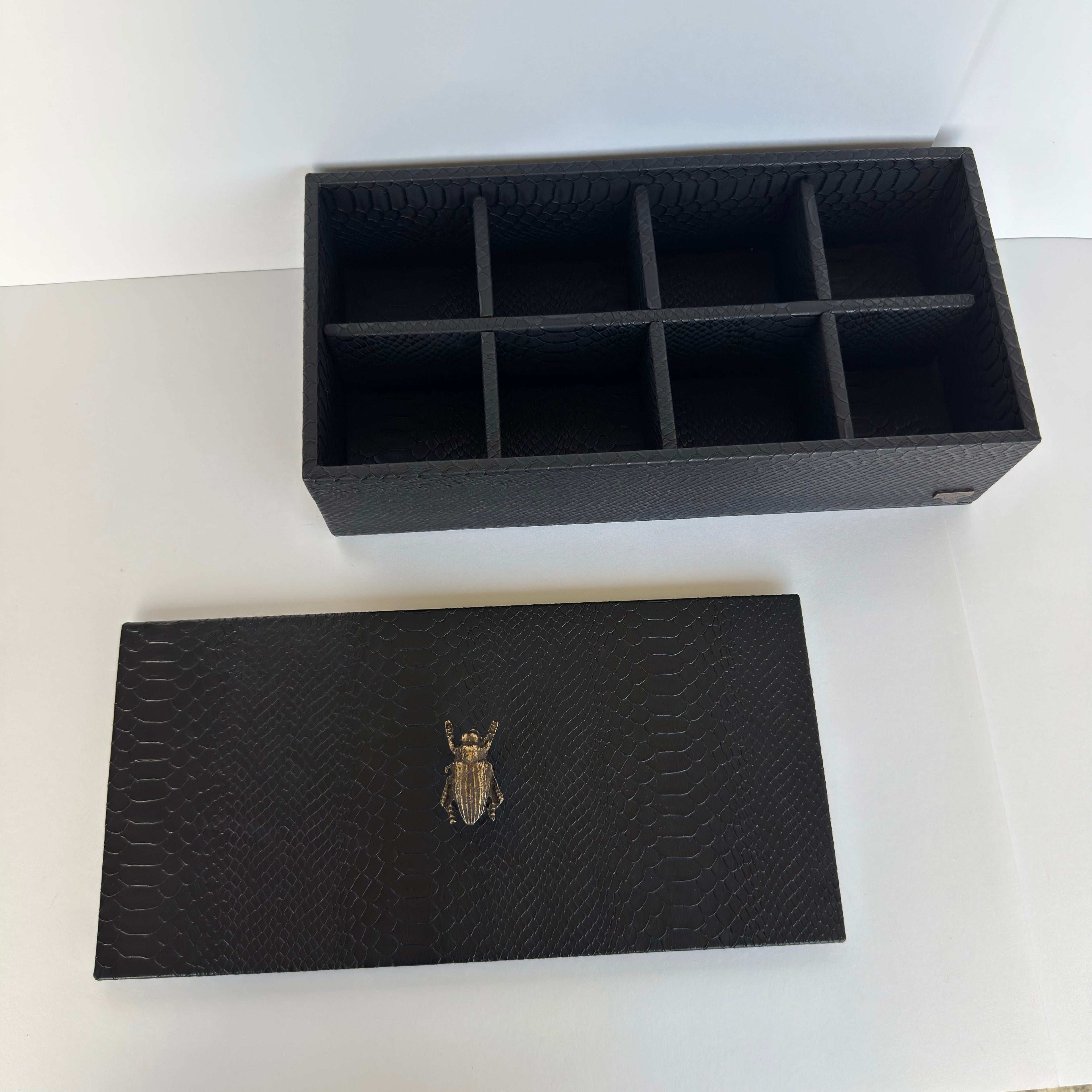 Caja Ortiga  Drilo negro con Herraje de Escarabajo