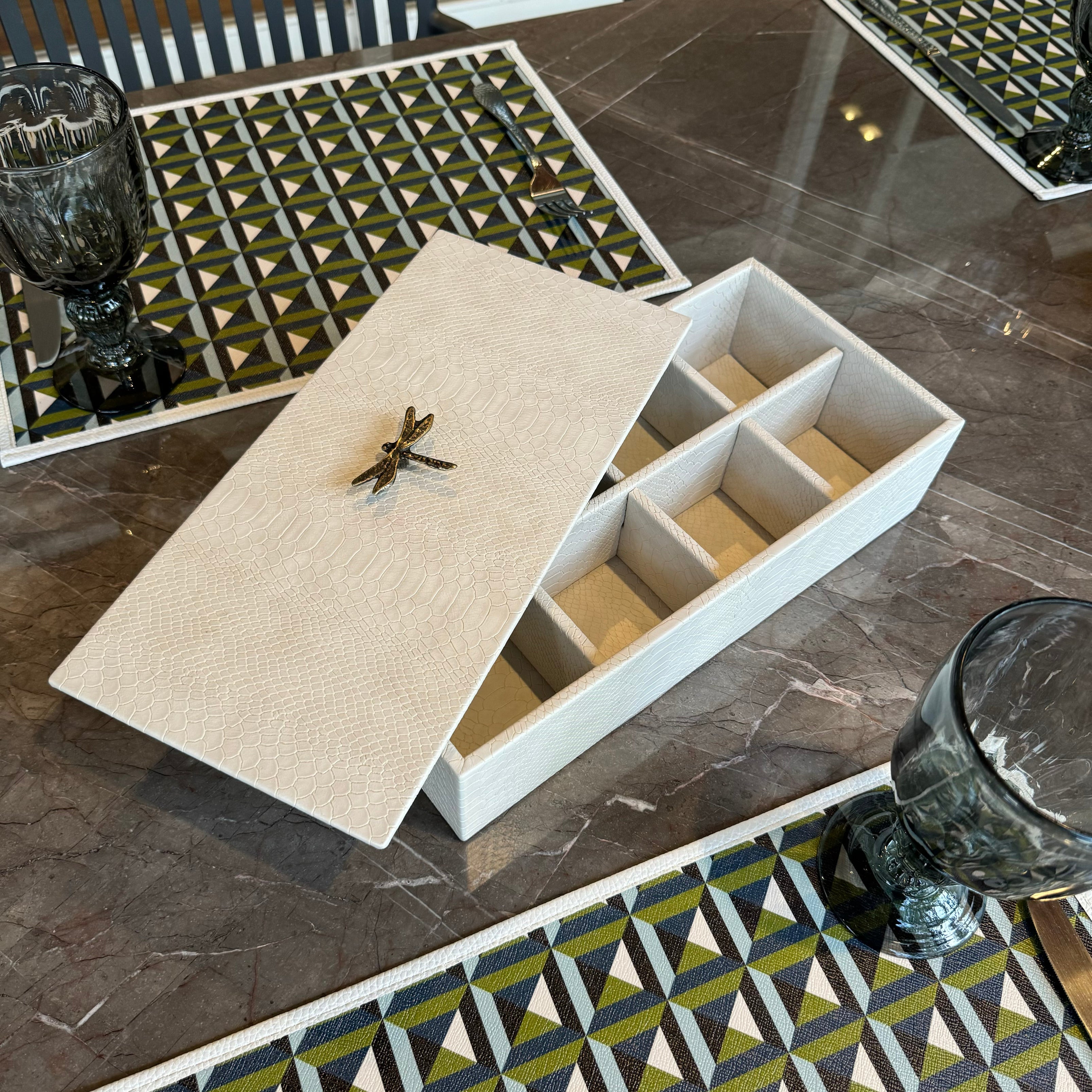 Caja Ortiga  Drilo crema con Herraje de Libélula