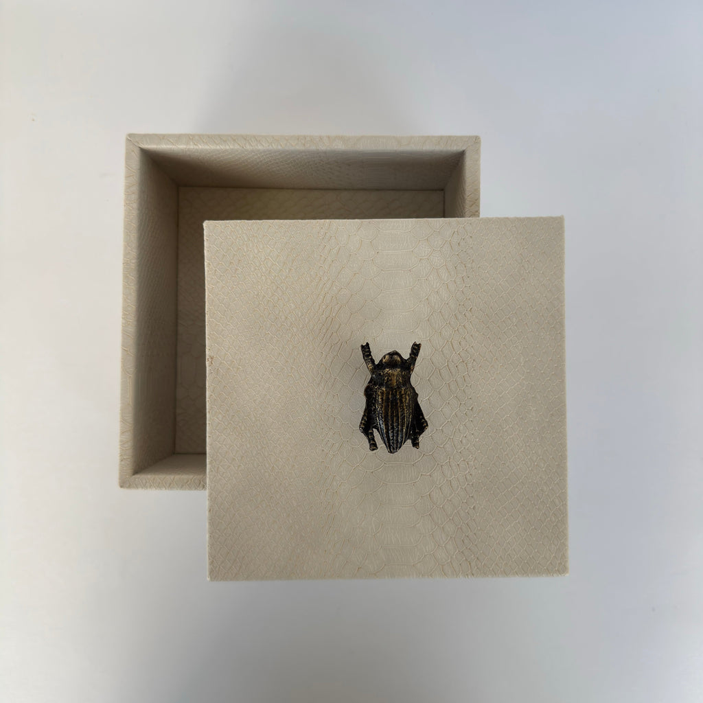 Caja Ortiga Drilo crema con Herraje de Escarabajo
