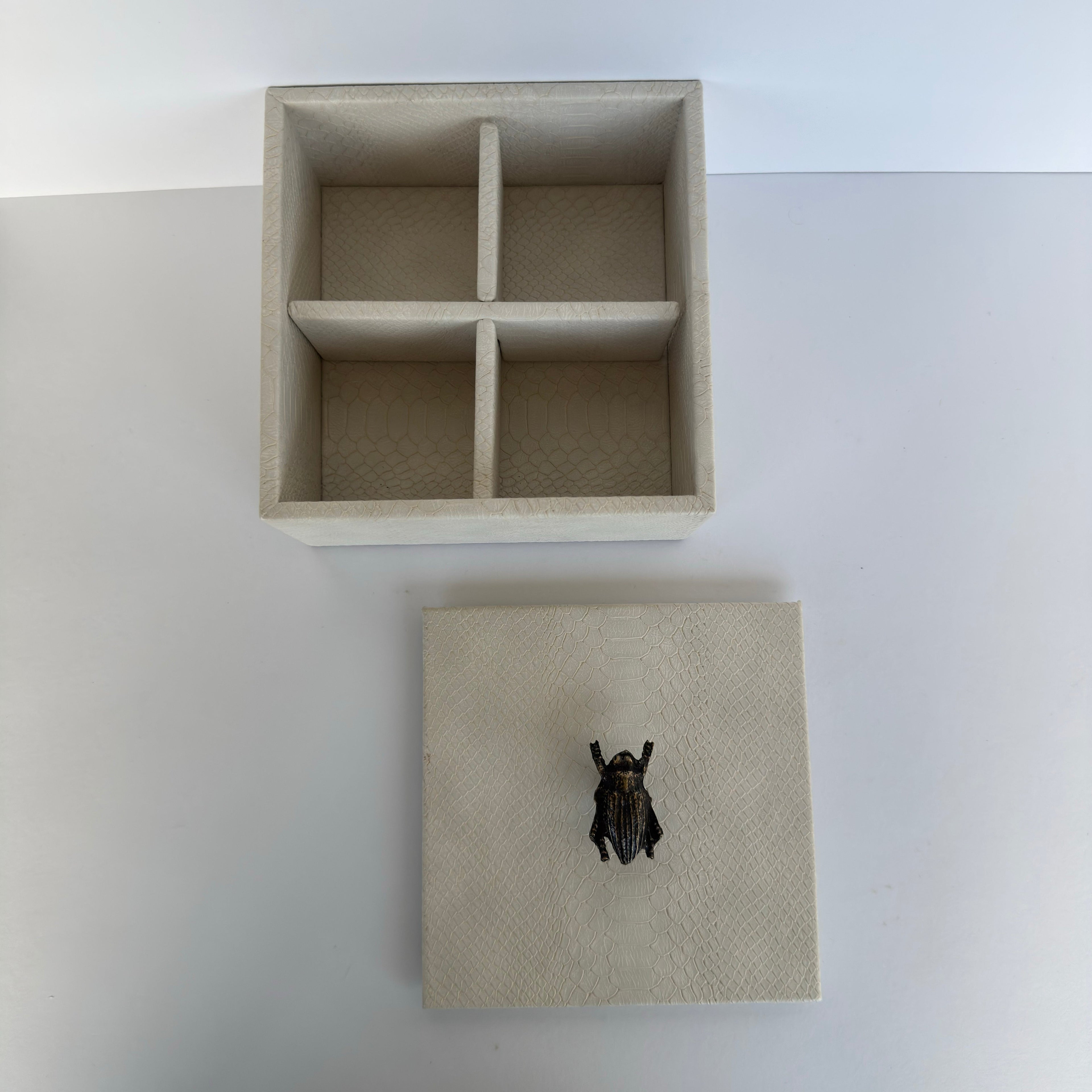 Caja Ortiga Drilo crema con Herraje de Escarabajo