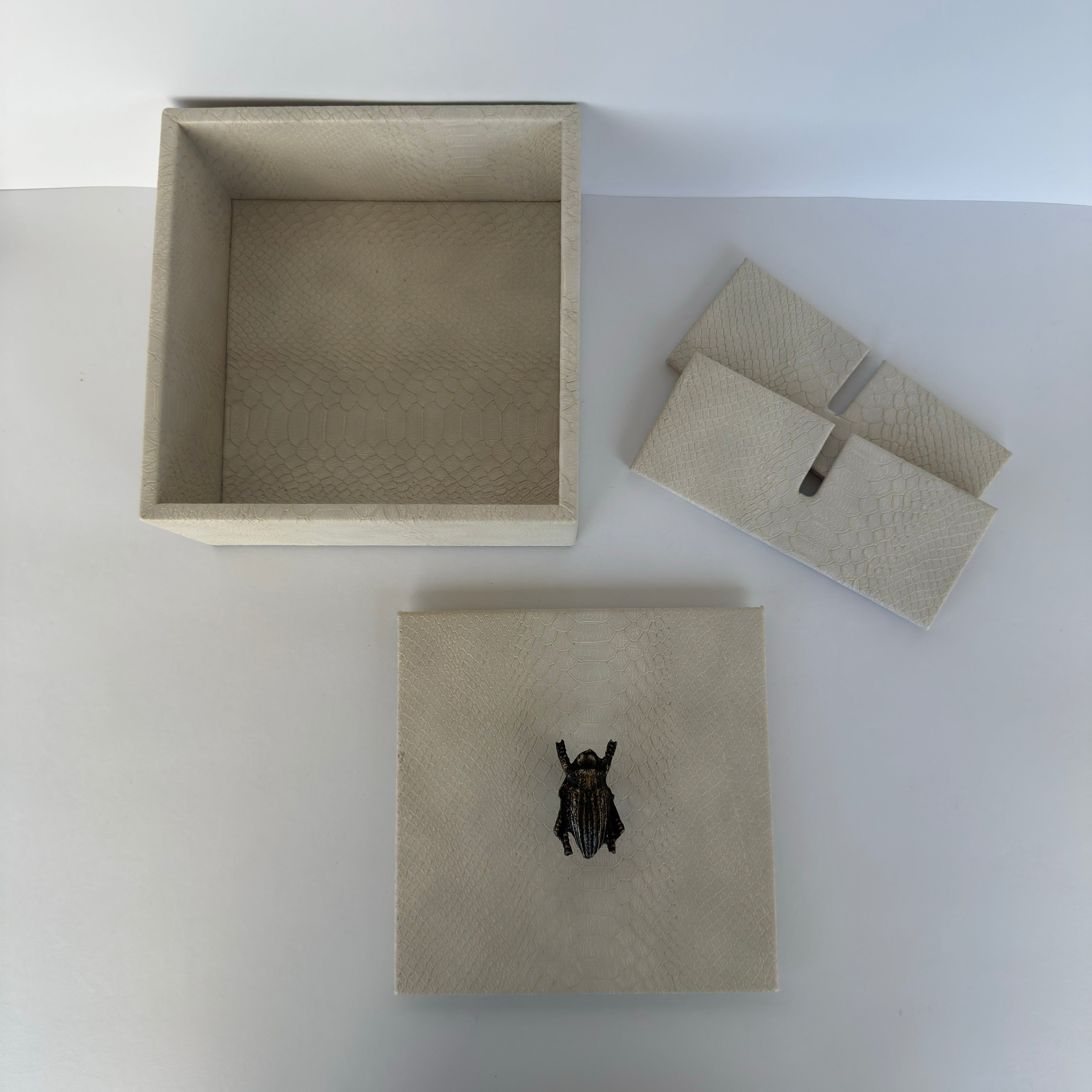 Caja Ortiga Drilo crema con Herraje de Escarabajo