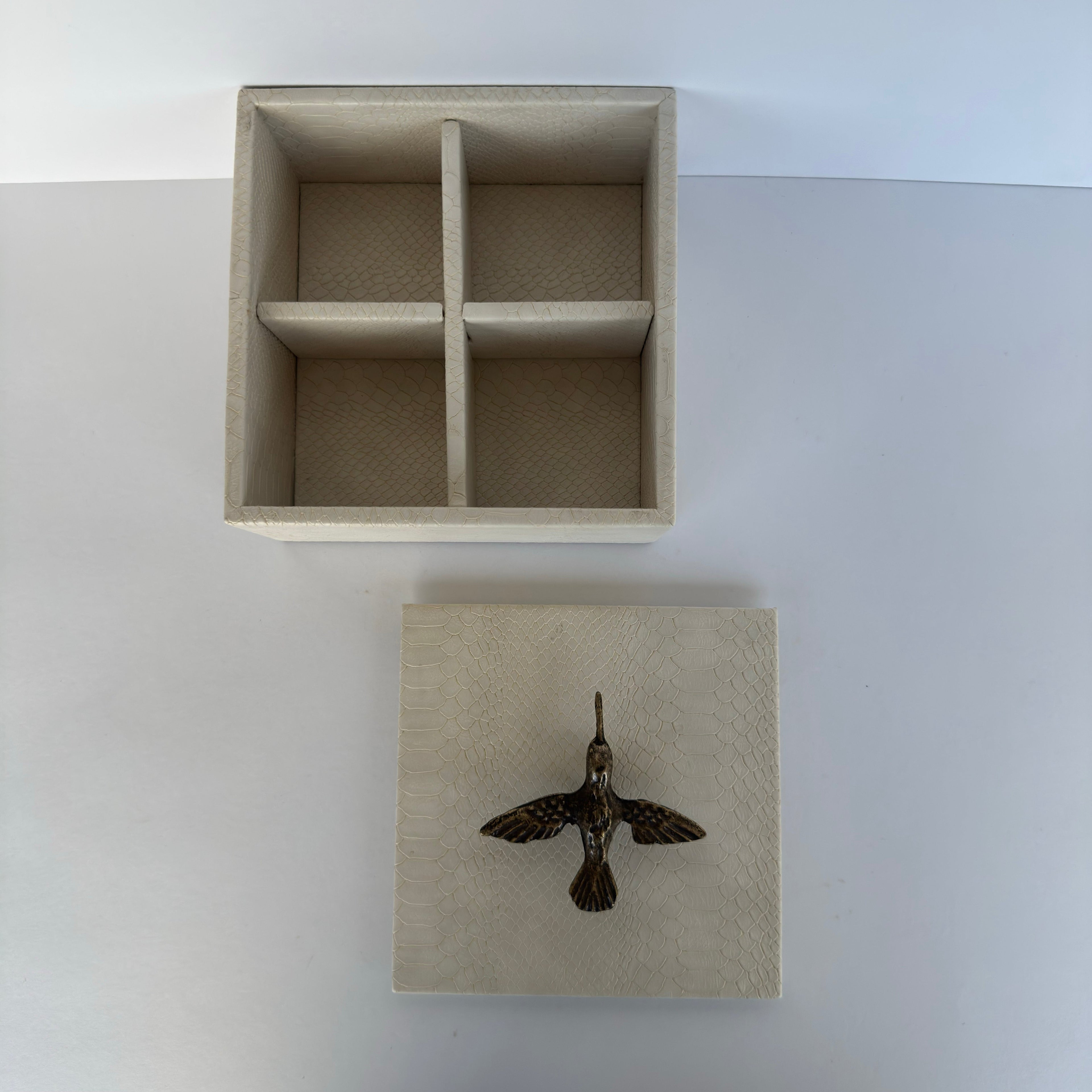 Caja Ortiga  Drilo Crema con Herraje de Colibrí