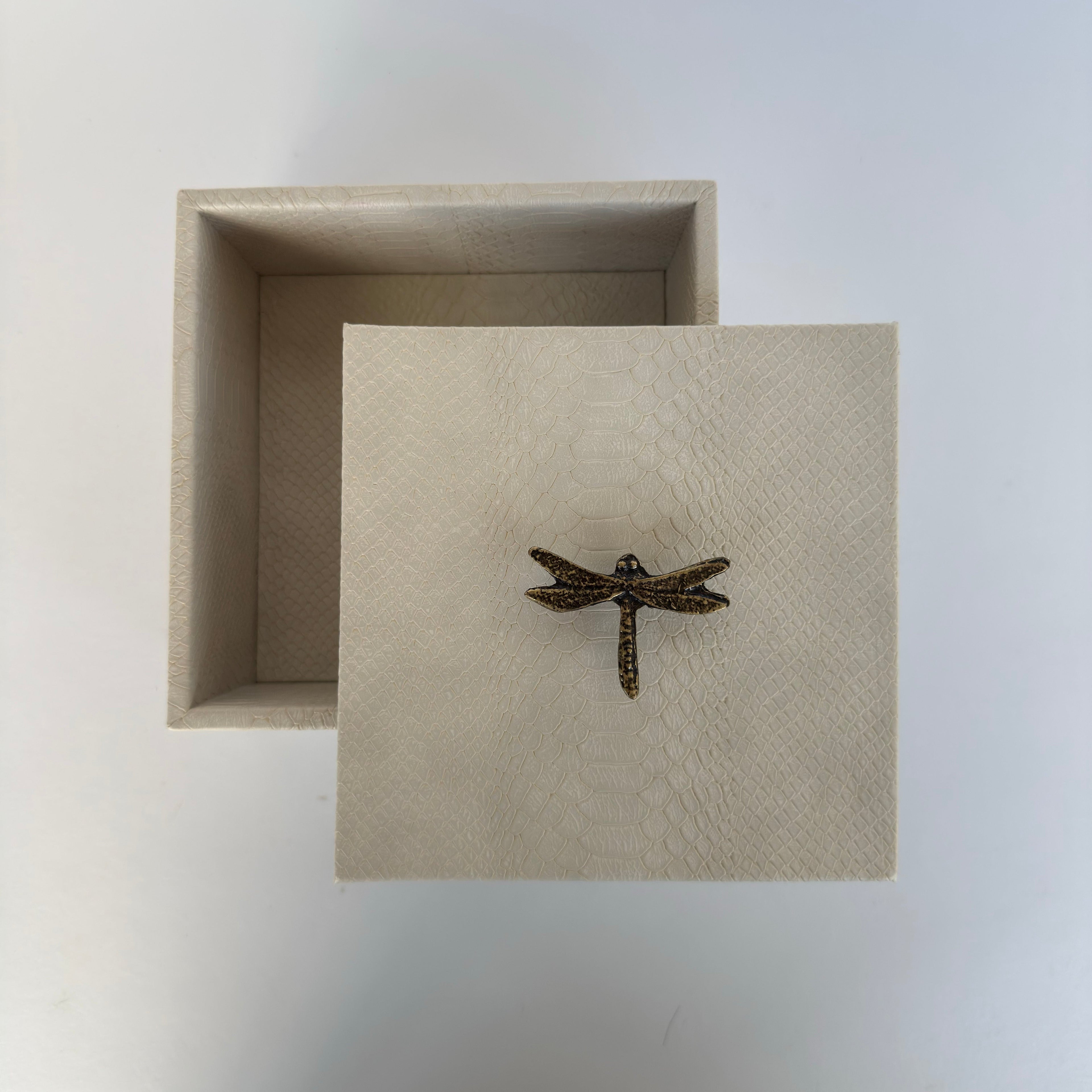 Caja Ortiga  Drilo crema con Herraje de Libélula