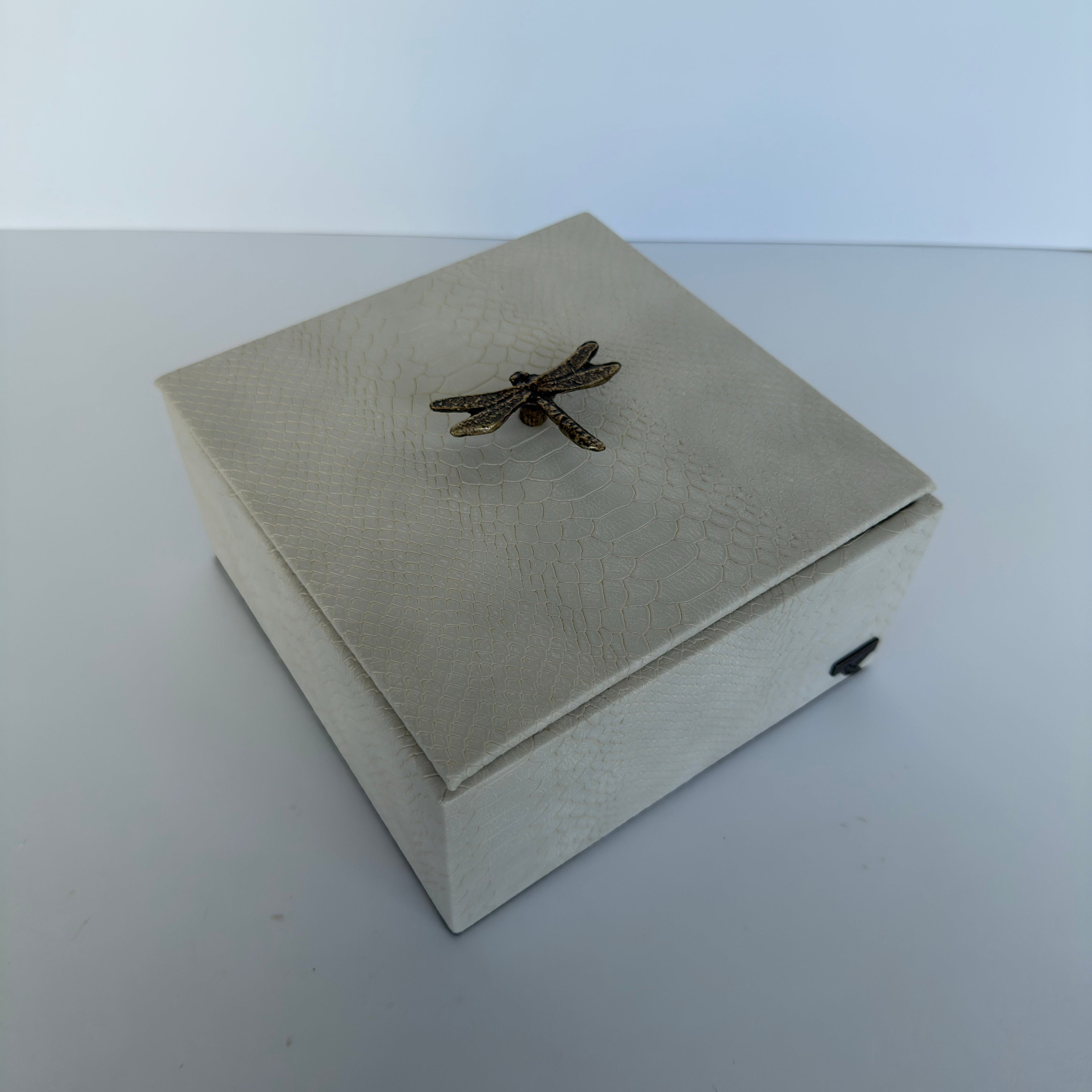 Caja Ortiga  Drilo crema con Herraje de Libélula