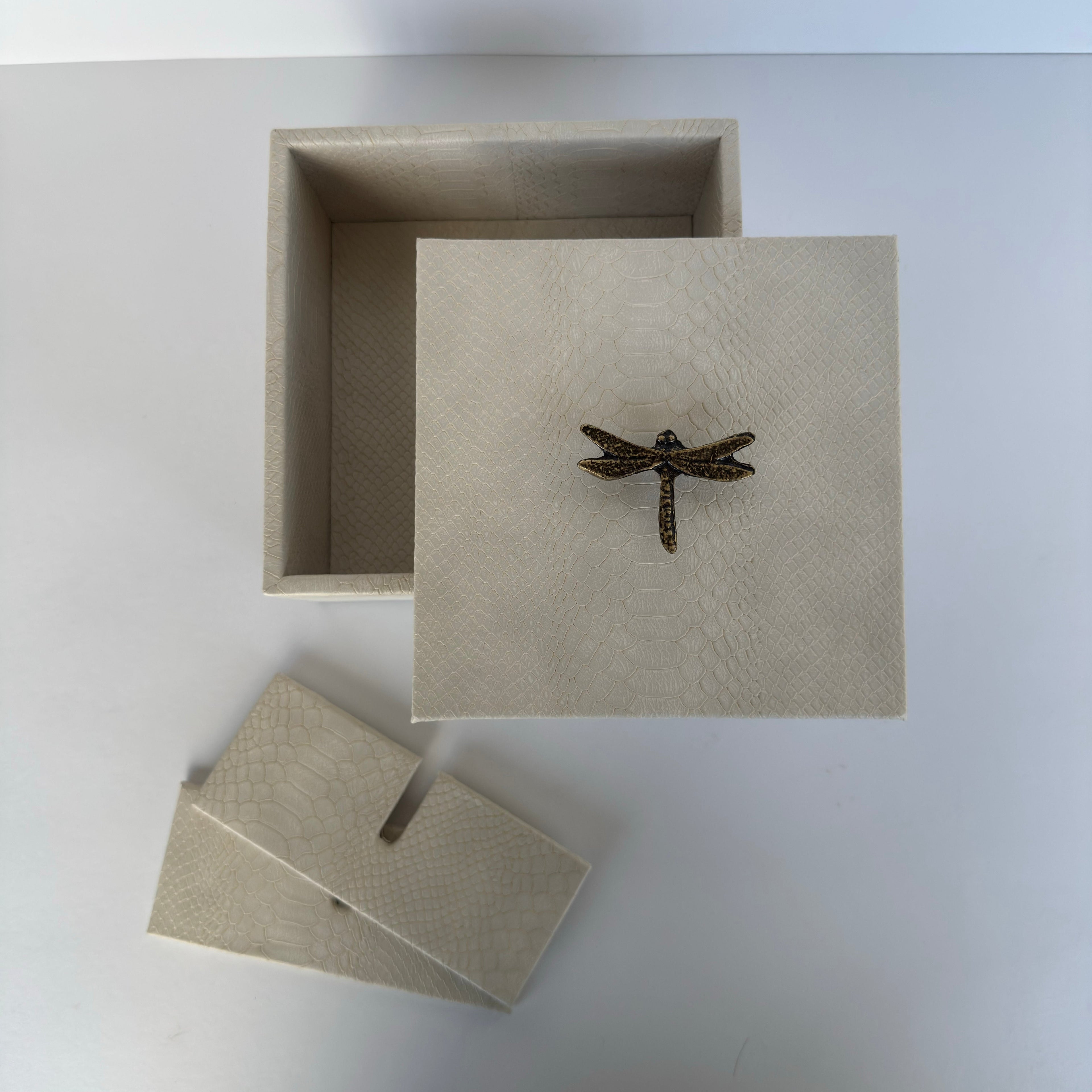 Caja Ortiga  Drilo crema con Herraje de Libélula