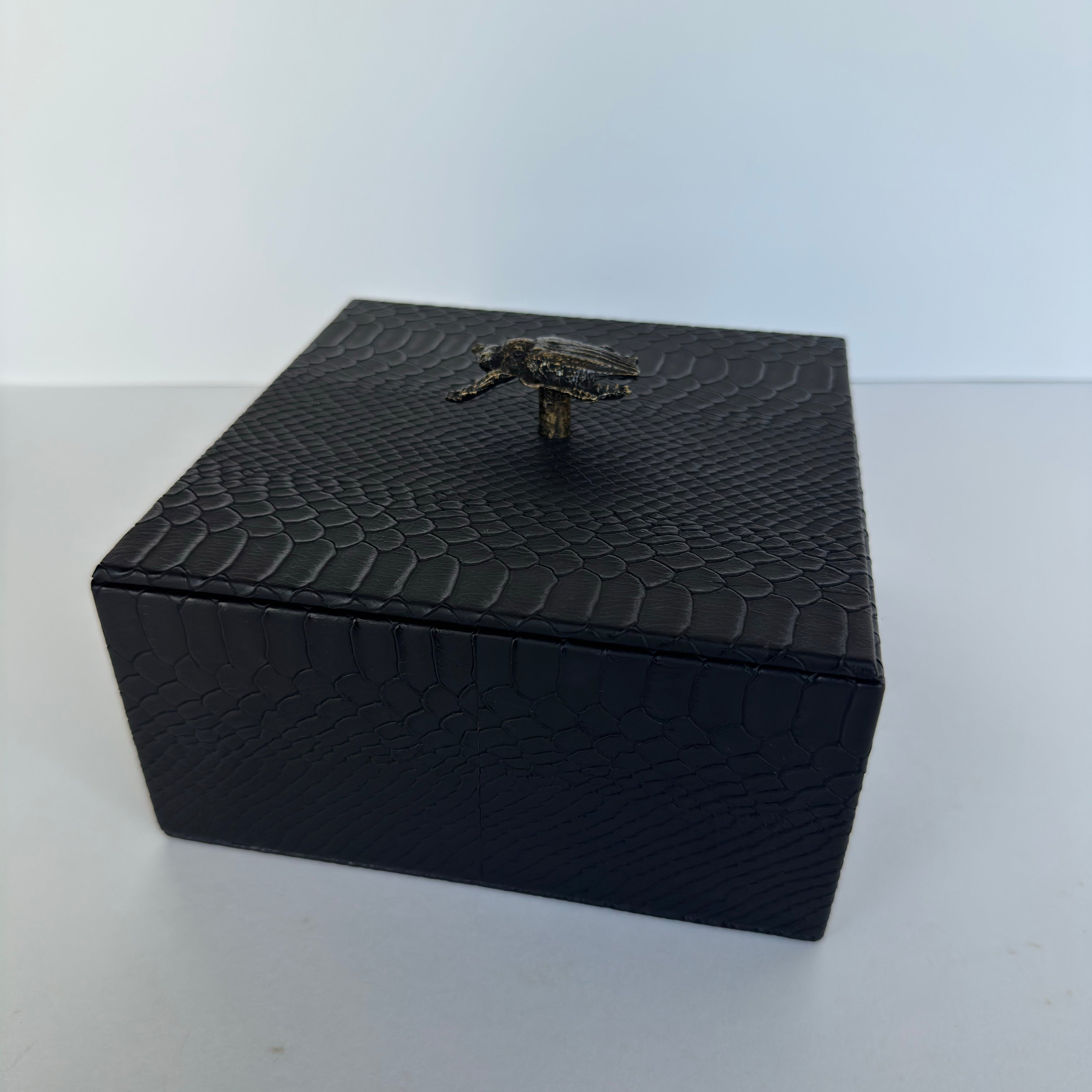 Caja Ortiga  Drilo negro con Herraje de Escarabajo