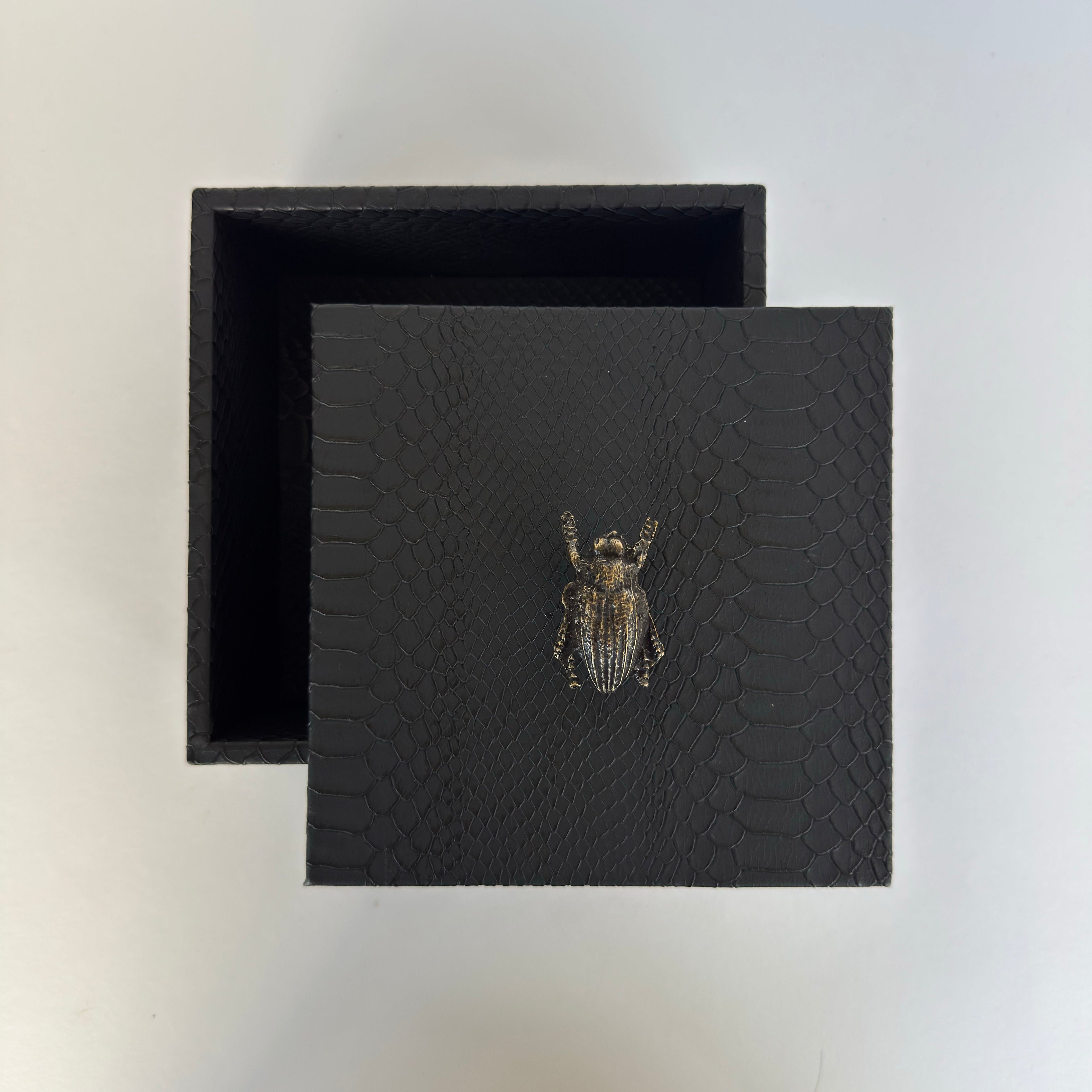 Caja Ortiga  Drilo negro con Herraje de Escarabajo