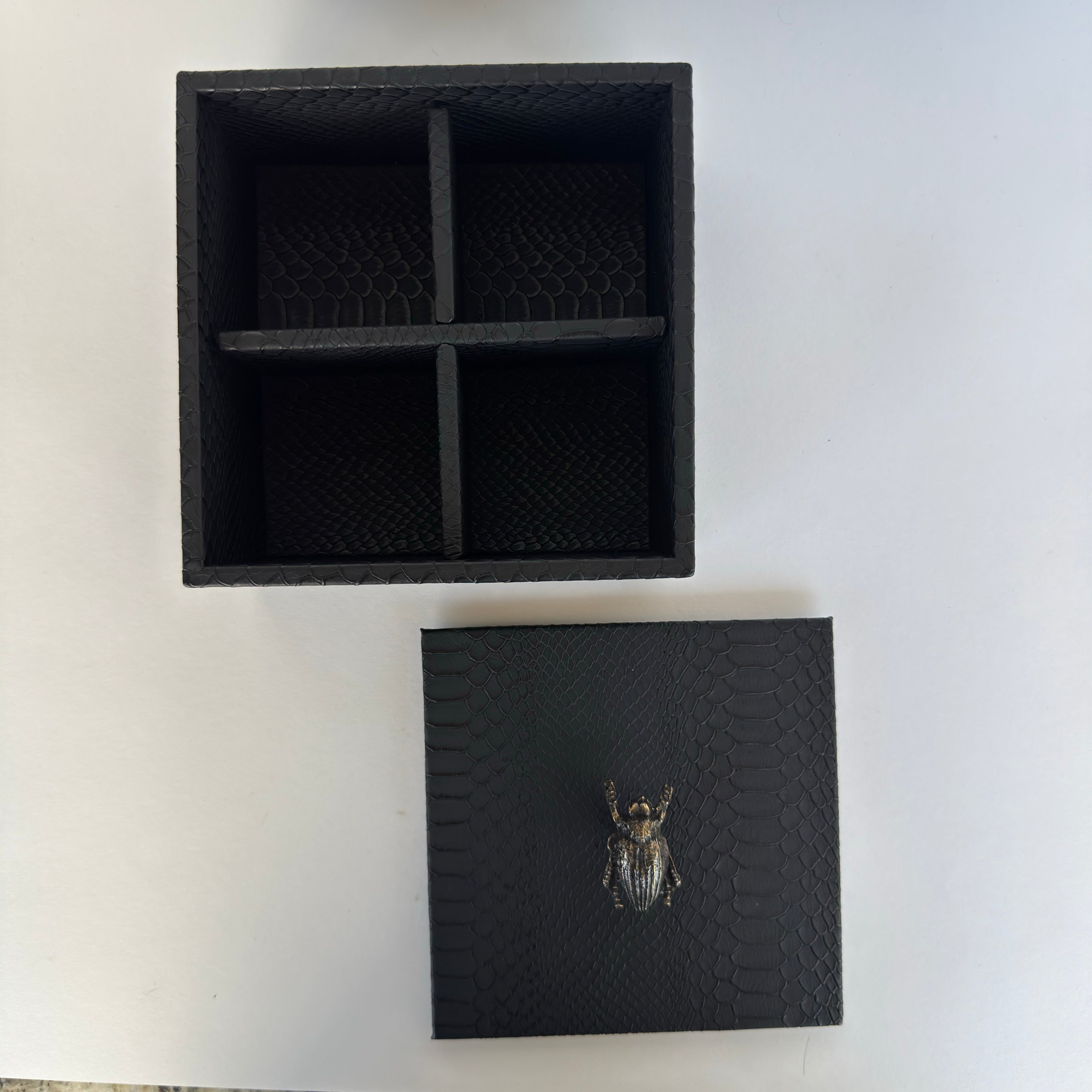 Caja Ortiga  Drilo negro con Herraje de Escarabajo