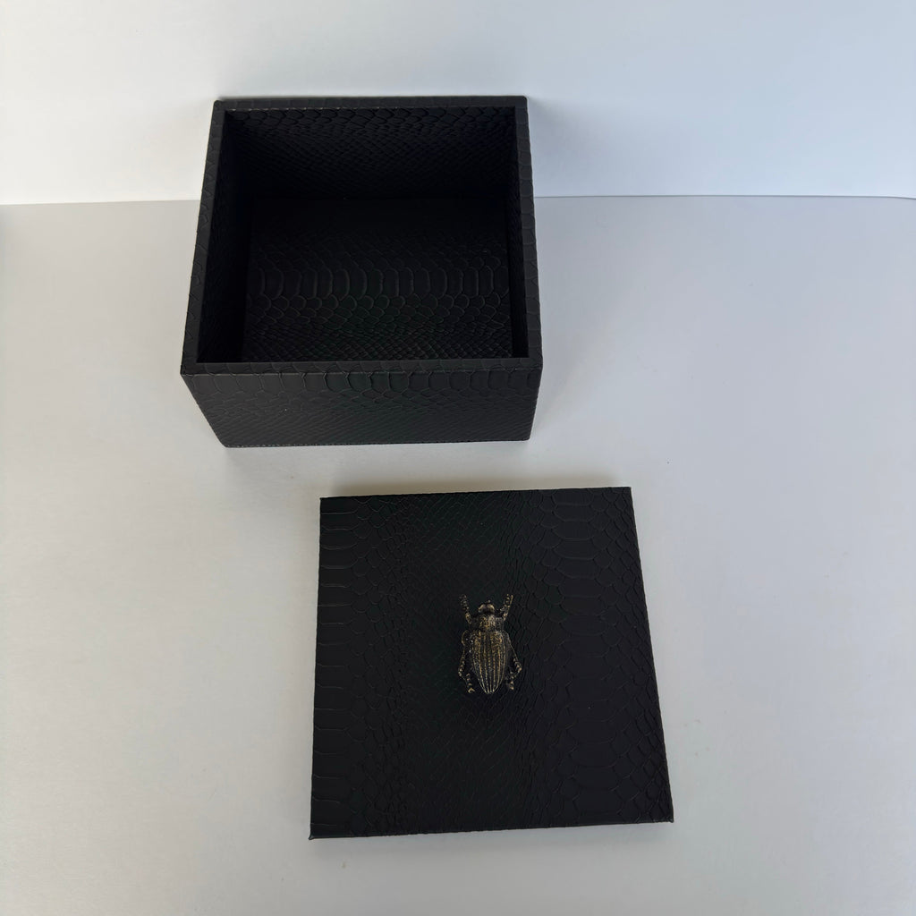 Caja Ortiga  Drilo negro con Herraje de Escarabajo