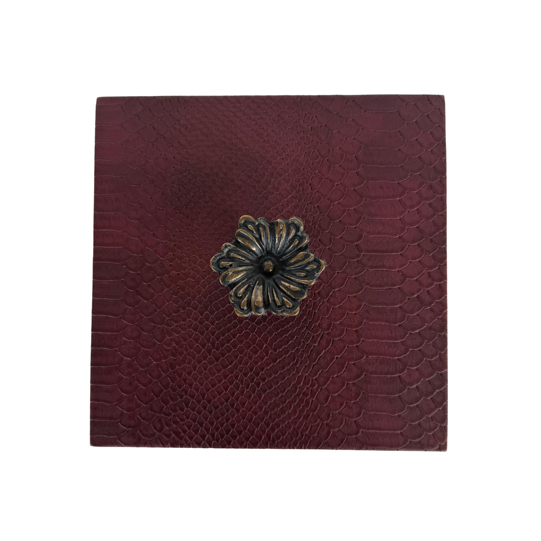 Caja Ortiga Drilo Vino con Herraje de Flor