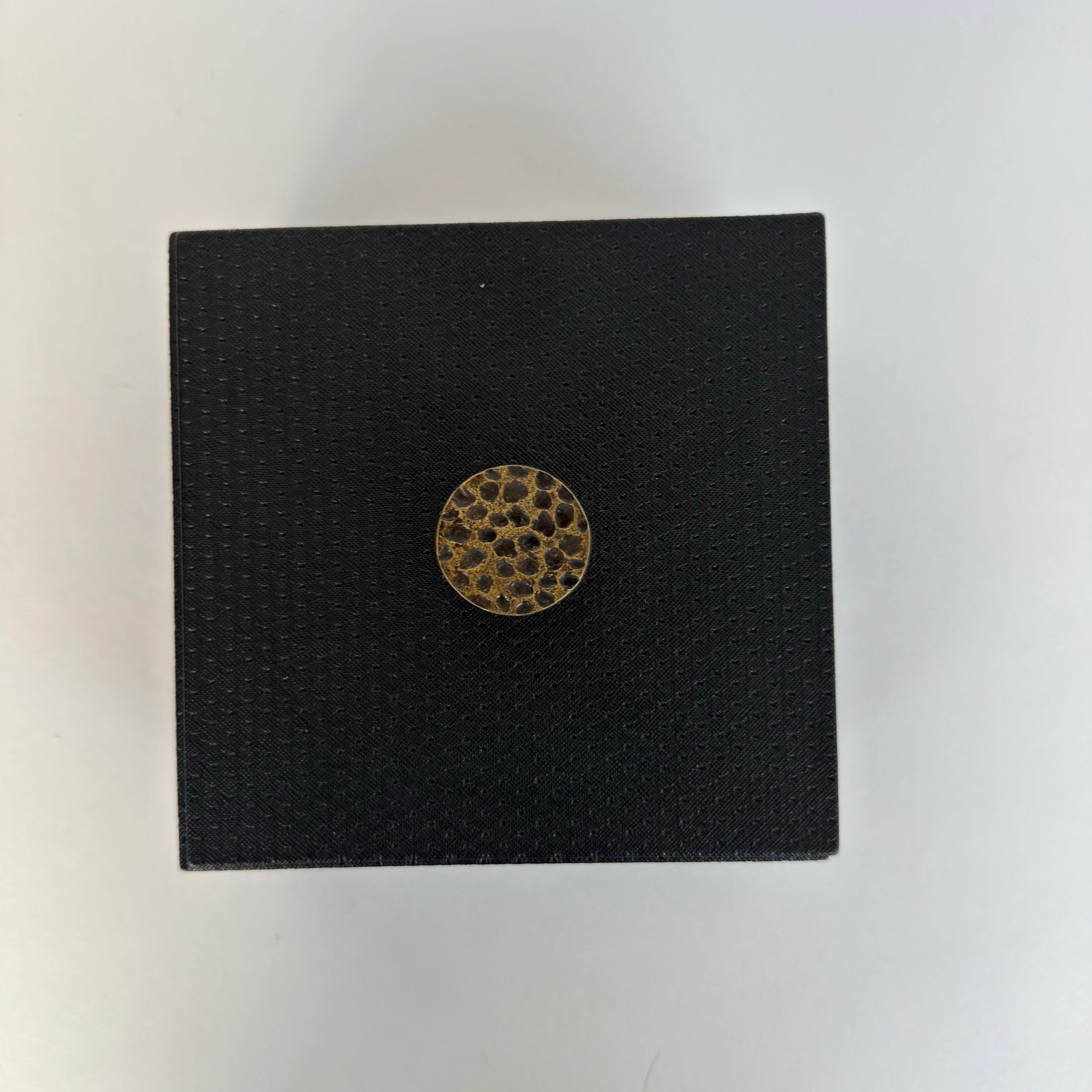 Caja Ortiga Drilo Azabache con Herraje de Nuez