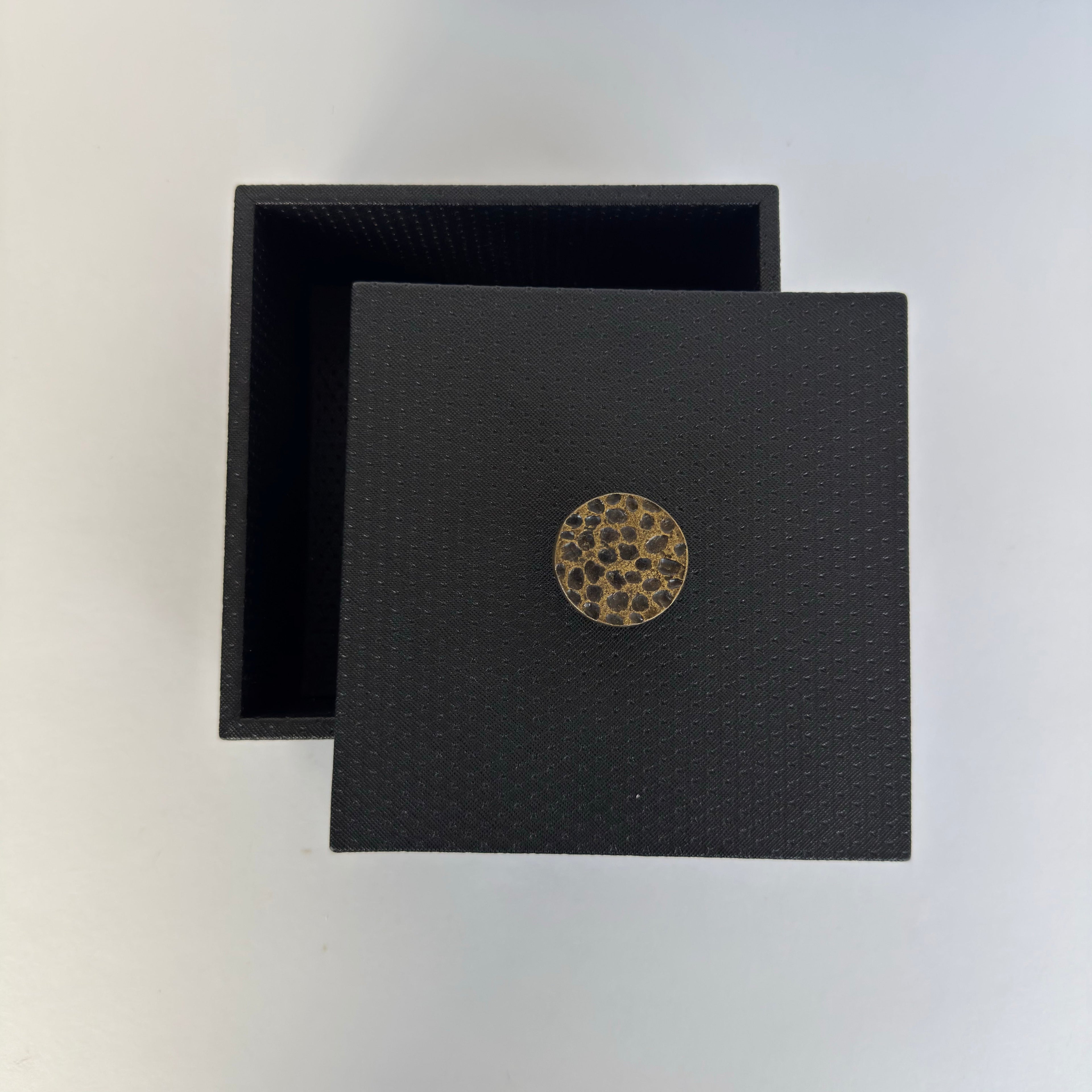 Caja Ortiga Drilo Azabache con Herraje de Nuez