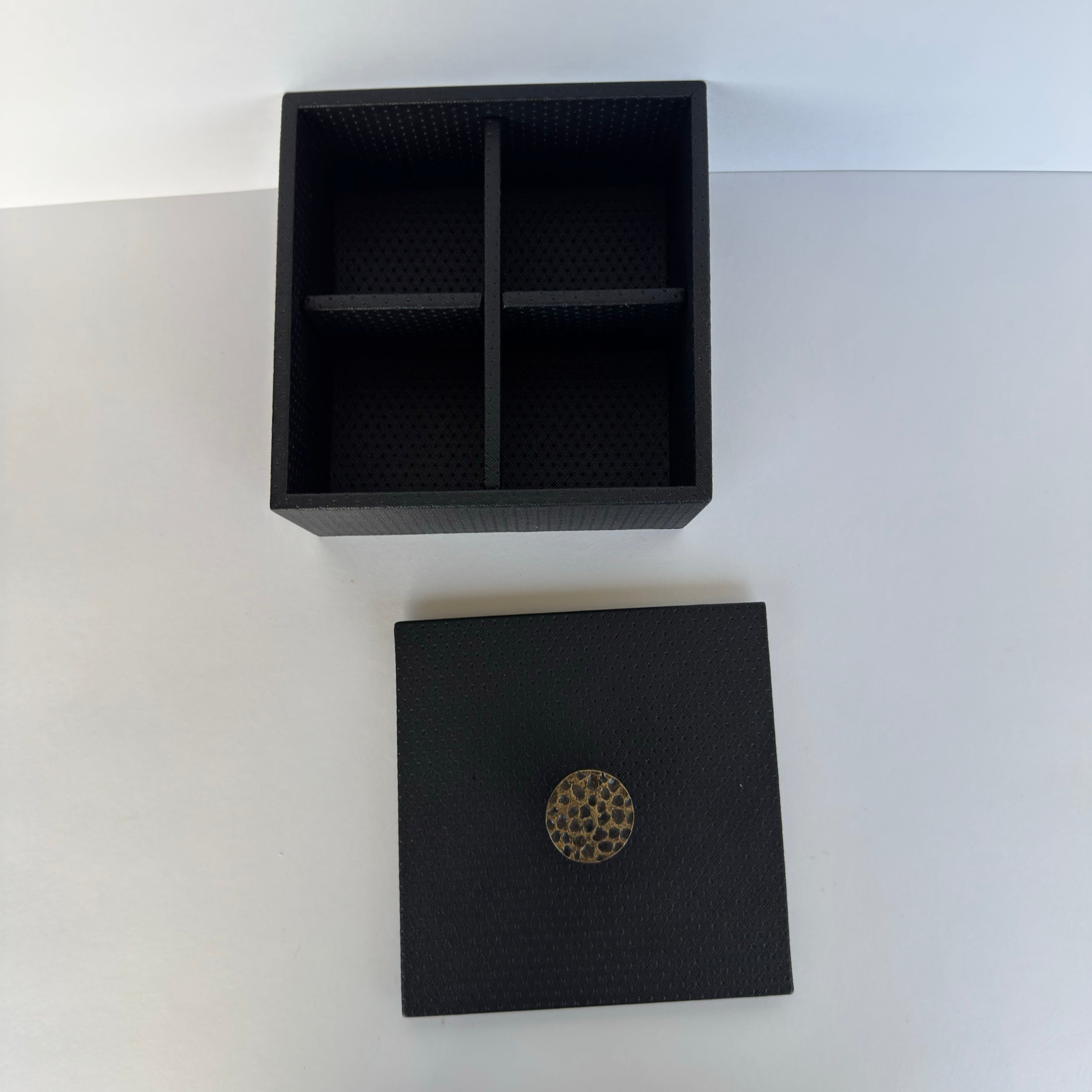 Caja Ortiga Drilo Azabache con Herraje de Nuez