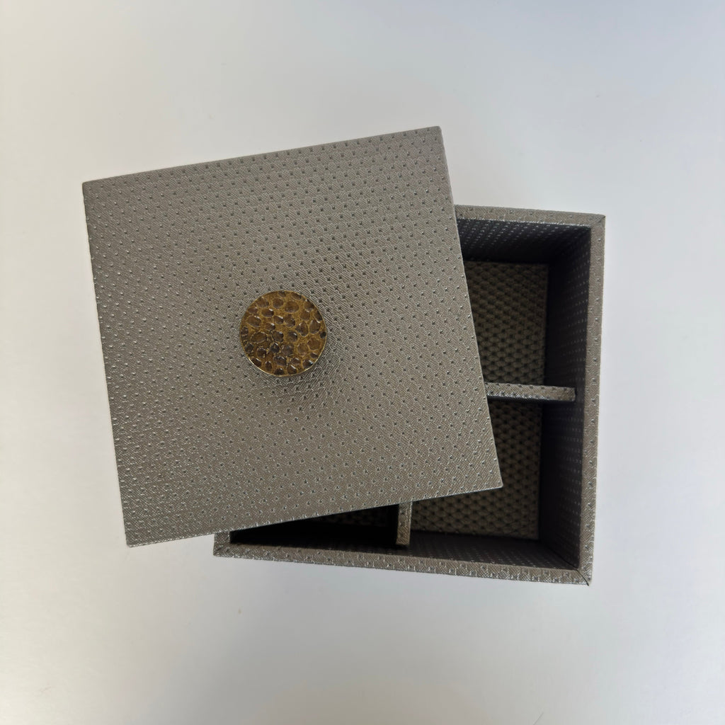 Caja Ortiga Drilo Plomo con Herraje de Nuez