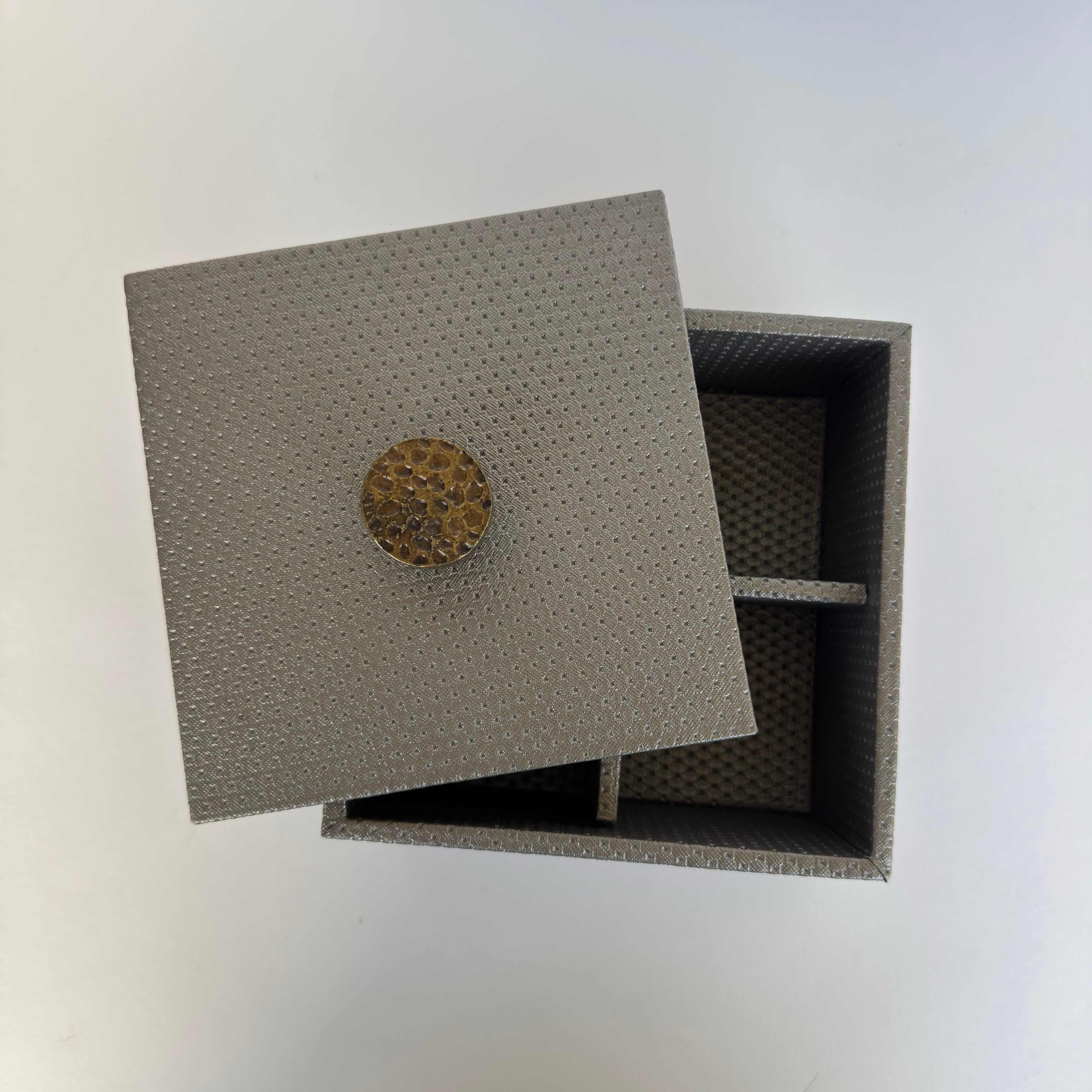 Caja Ortiga Drilo Plomo con Herraje de Nuez