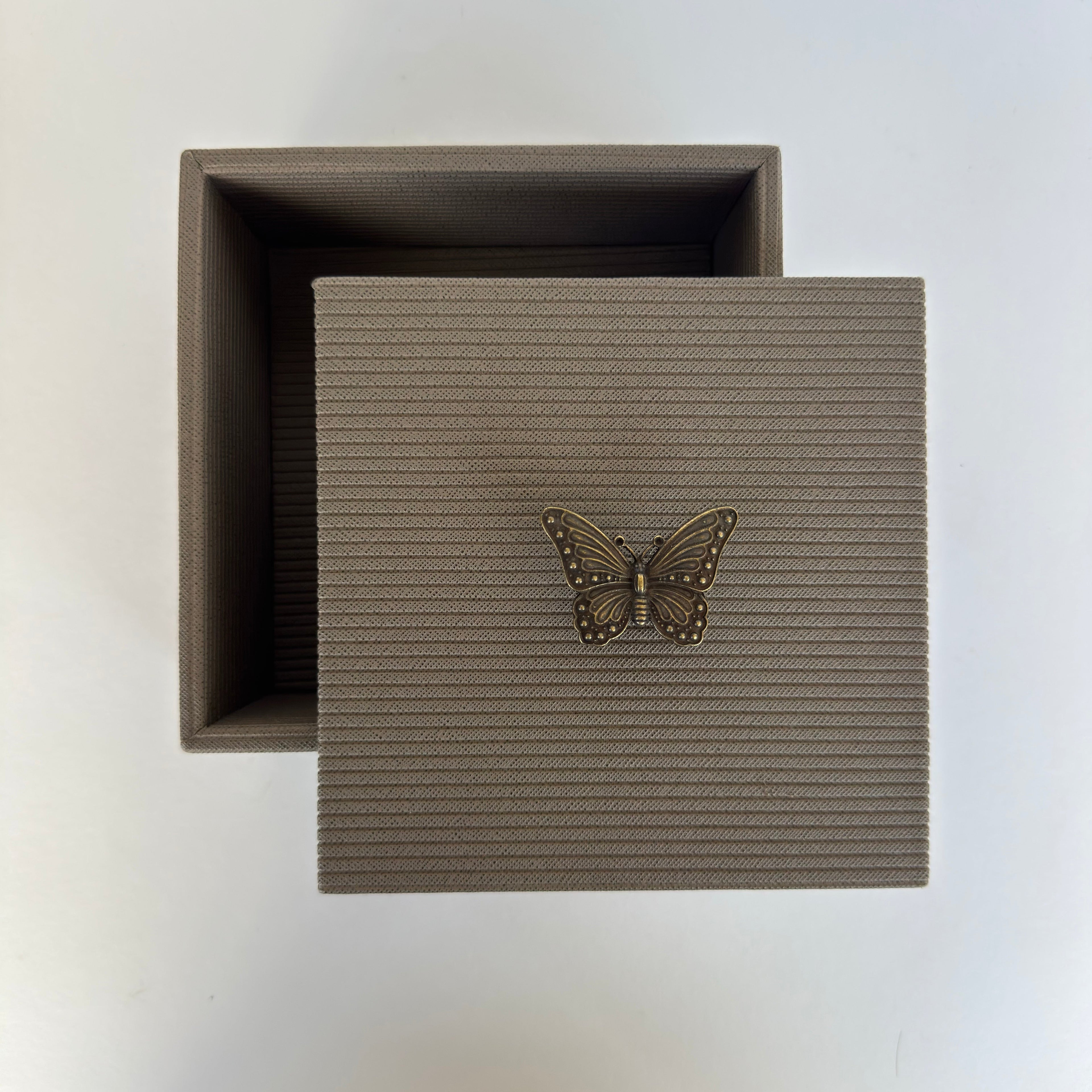 Caja Ortiga Drilo Arena con Herraje de Mariposa