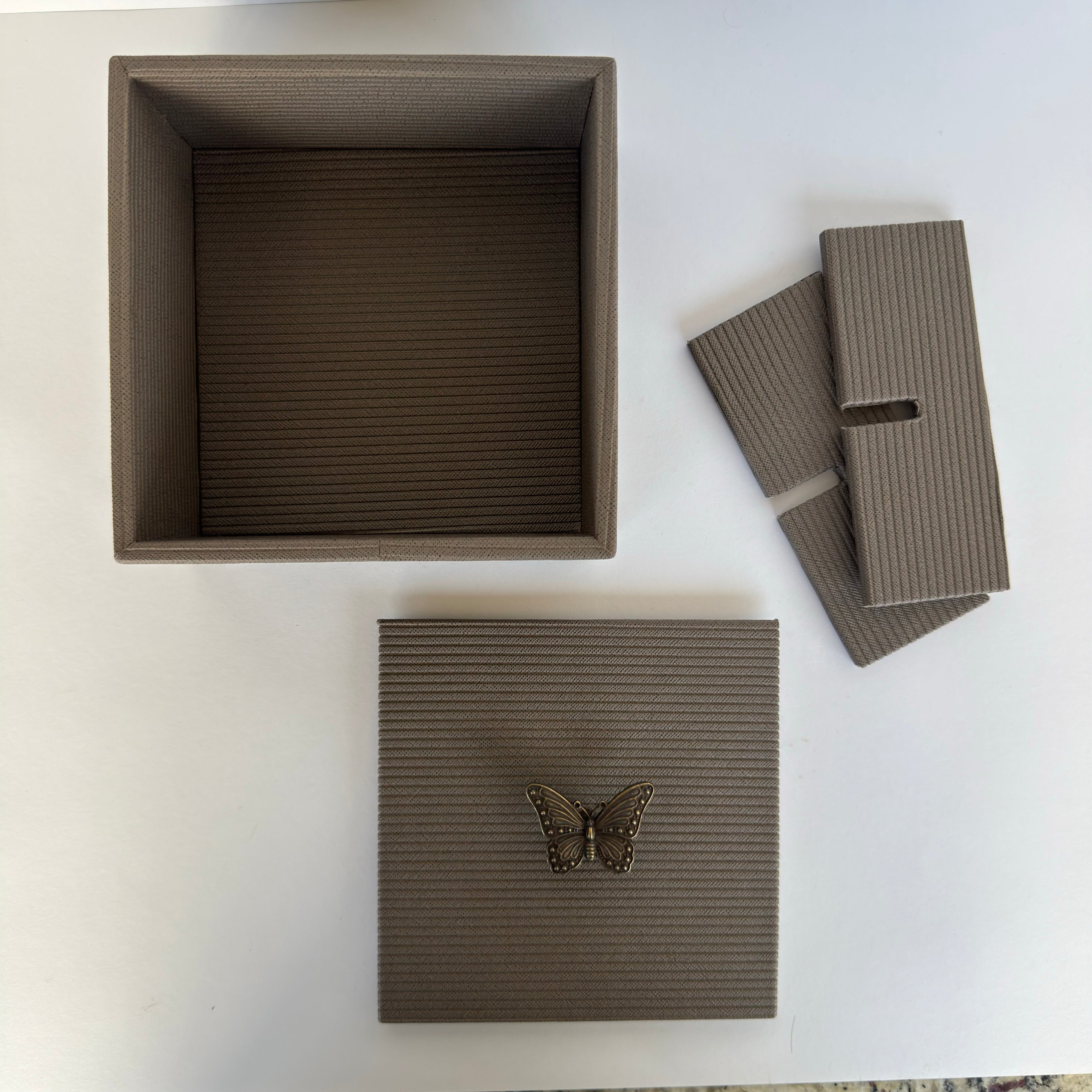 Caja Ortiga Drilo Arena con Herraje de Mariposa