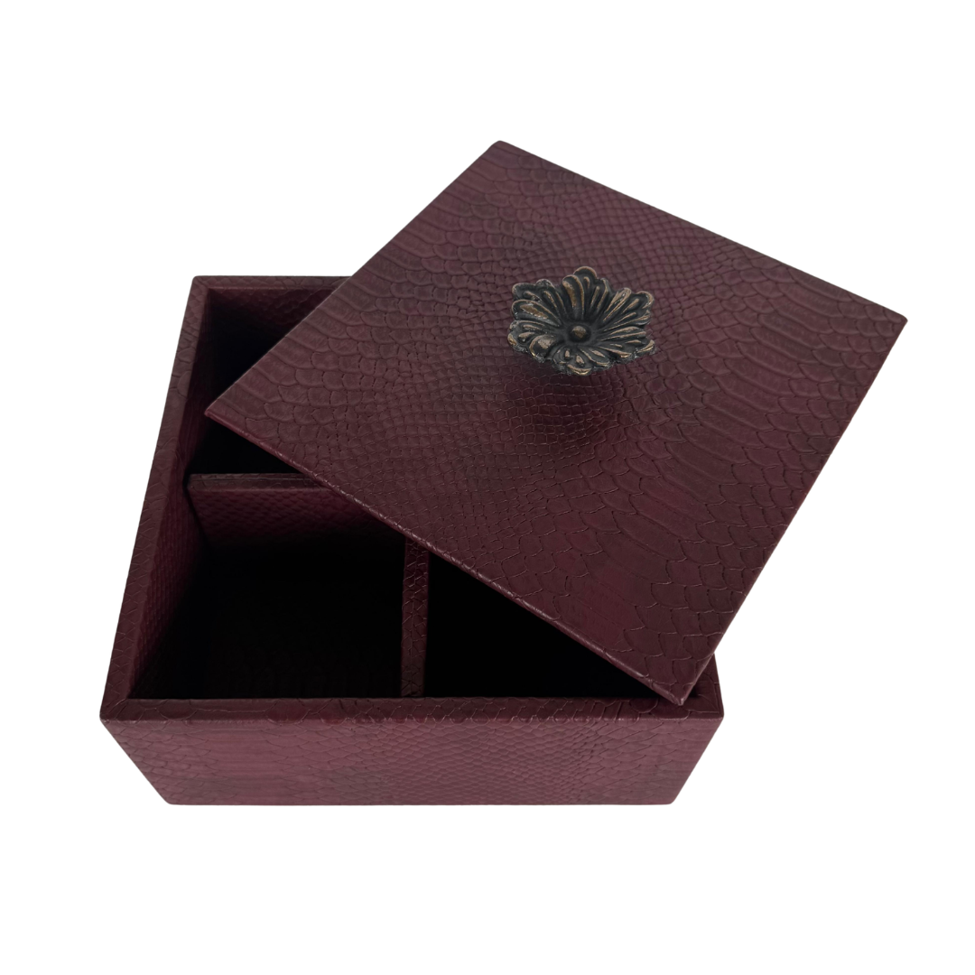 Caja Ortiga Drilo Vino con Herraje de Flor