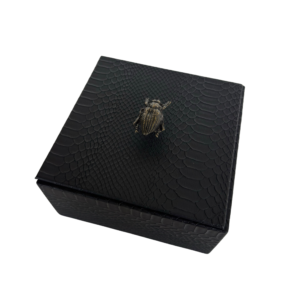 Caja Ortiga  Drilo negro con Herraje de Escarabajo