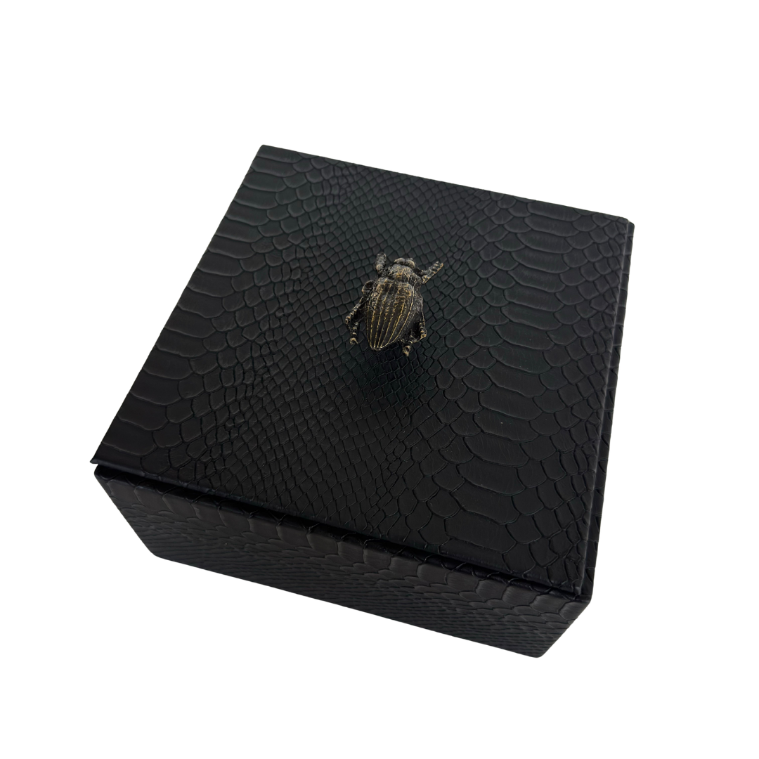 Caja Ortiga  Drilo negro con Herraje de Escarabajo
