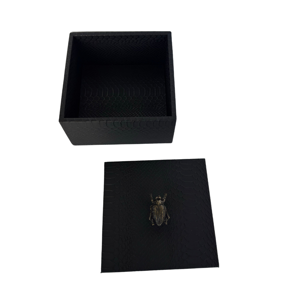 Caja Ortiga  Drilo negro con Herraje de Escarabajo