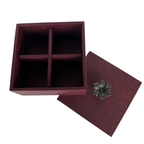 Caja Ortiga Drilo Vino con Herraje de Flor