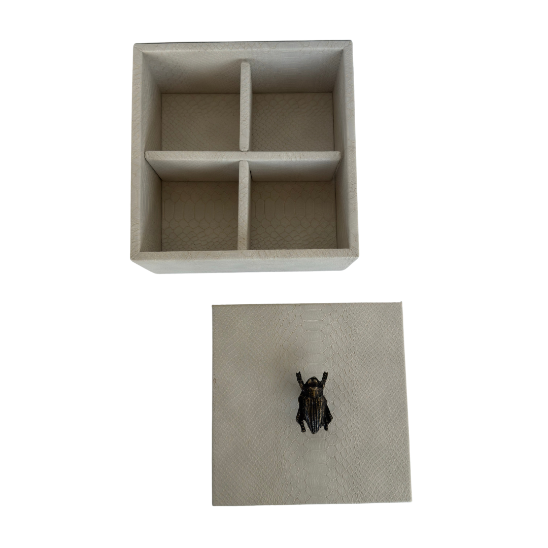 Caja Ortiga Drilo crema con Herraje de Escarabajo