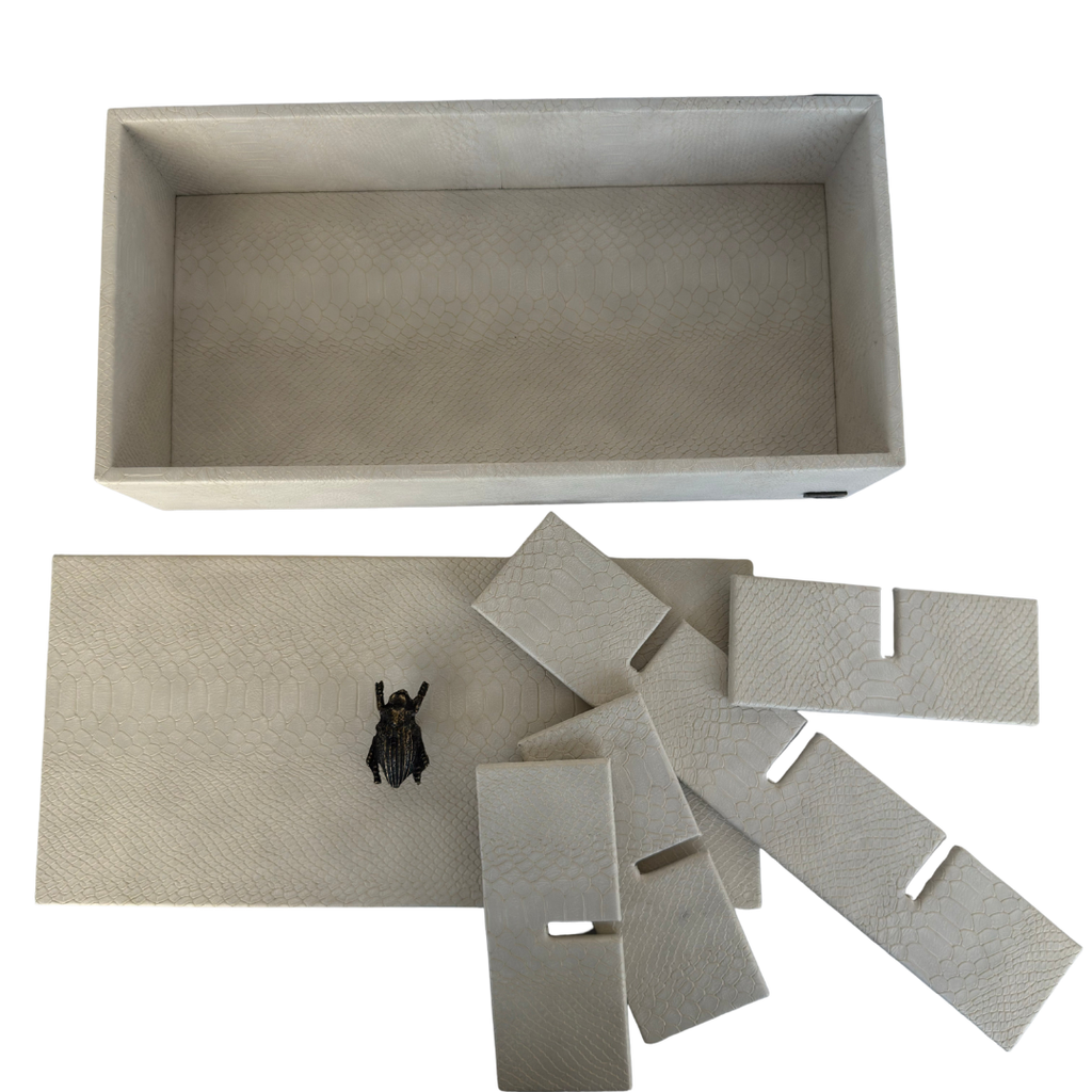 Caja Ortiga Drilo crema con Herraje de Escarabajo