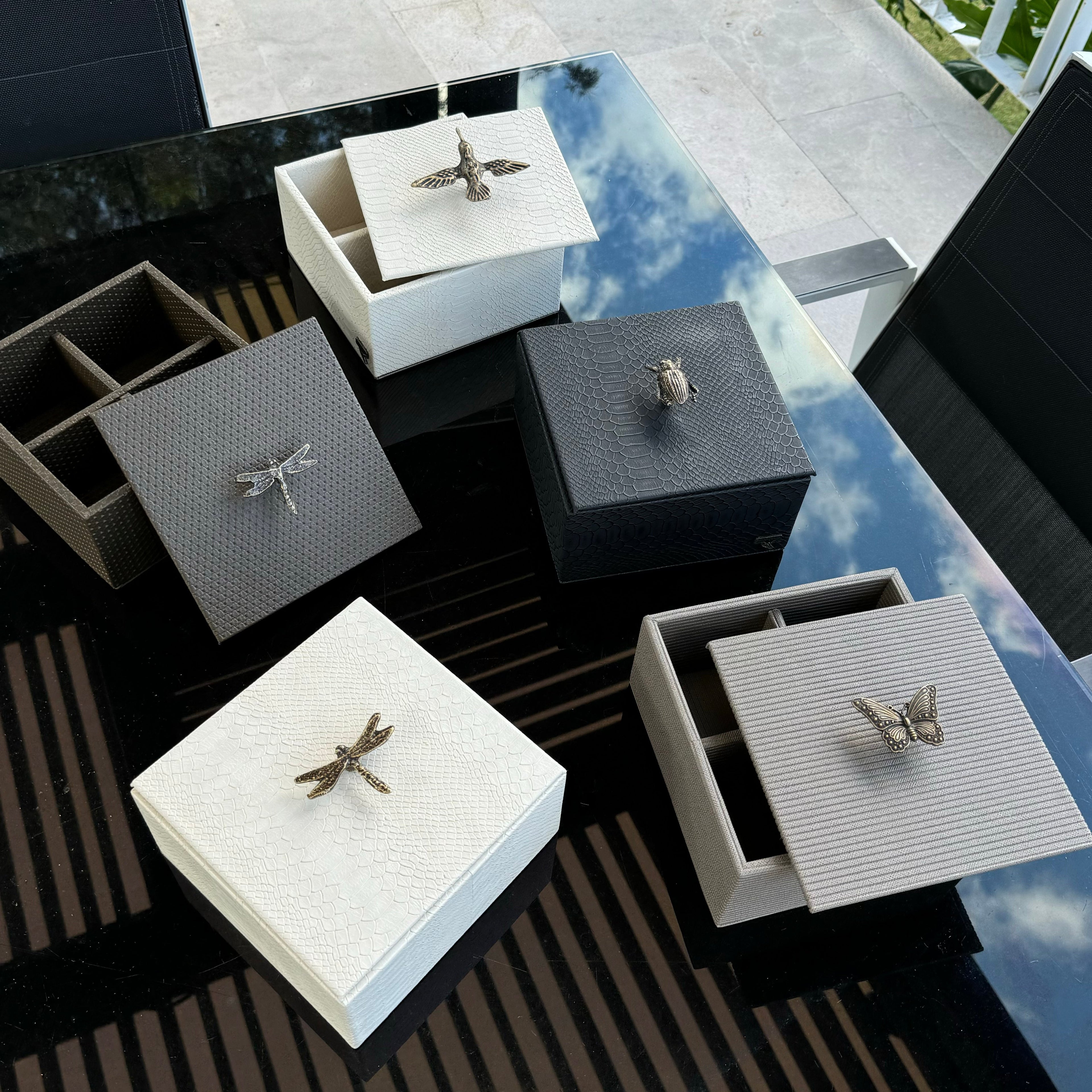 Caja Ortiga  Drilo Crema con Herraje de Colibrí